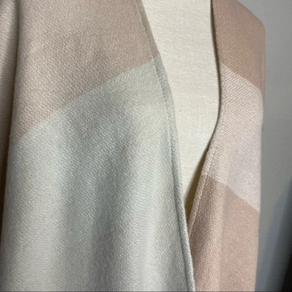 Soia & Kyo Blanket Scarf Poncho Wrap With Fringe One Size Neutraul Tones NWT - Picture 9 of 12